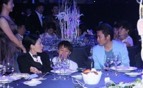 Faye and Wu Xiubo chatting at the 2012 Smile Angel Foundation dinner.